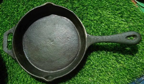cast iron frying pan